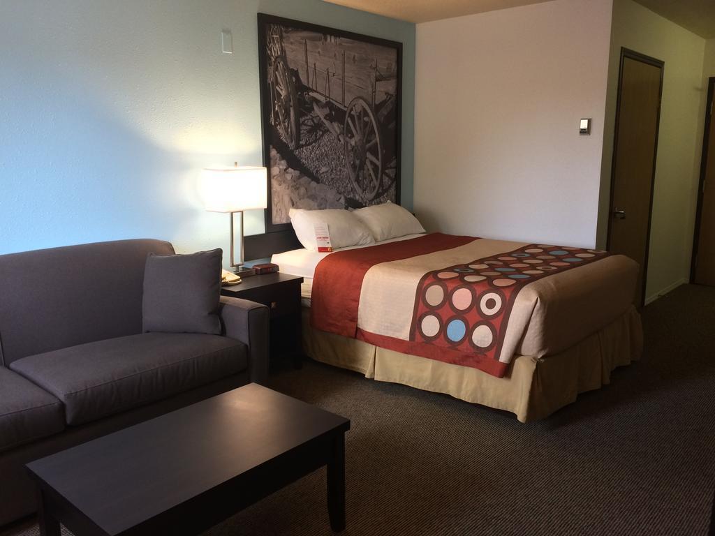 Super 8 By Wyndham Strathmore Zewnętrze zdjęcie