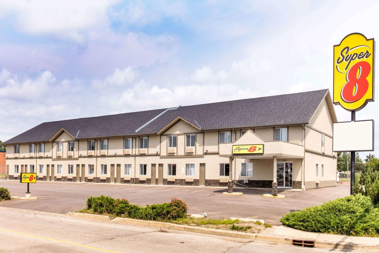 Super 8 By Wyndham Strathmore Zewnętrze zdjęcie